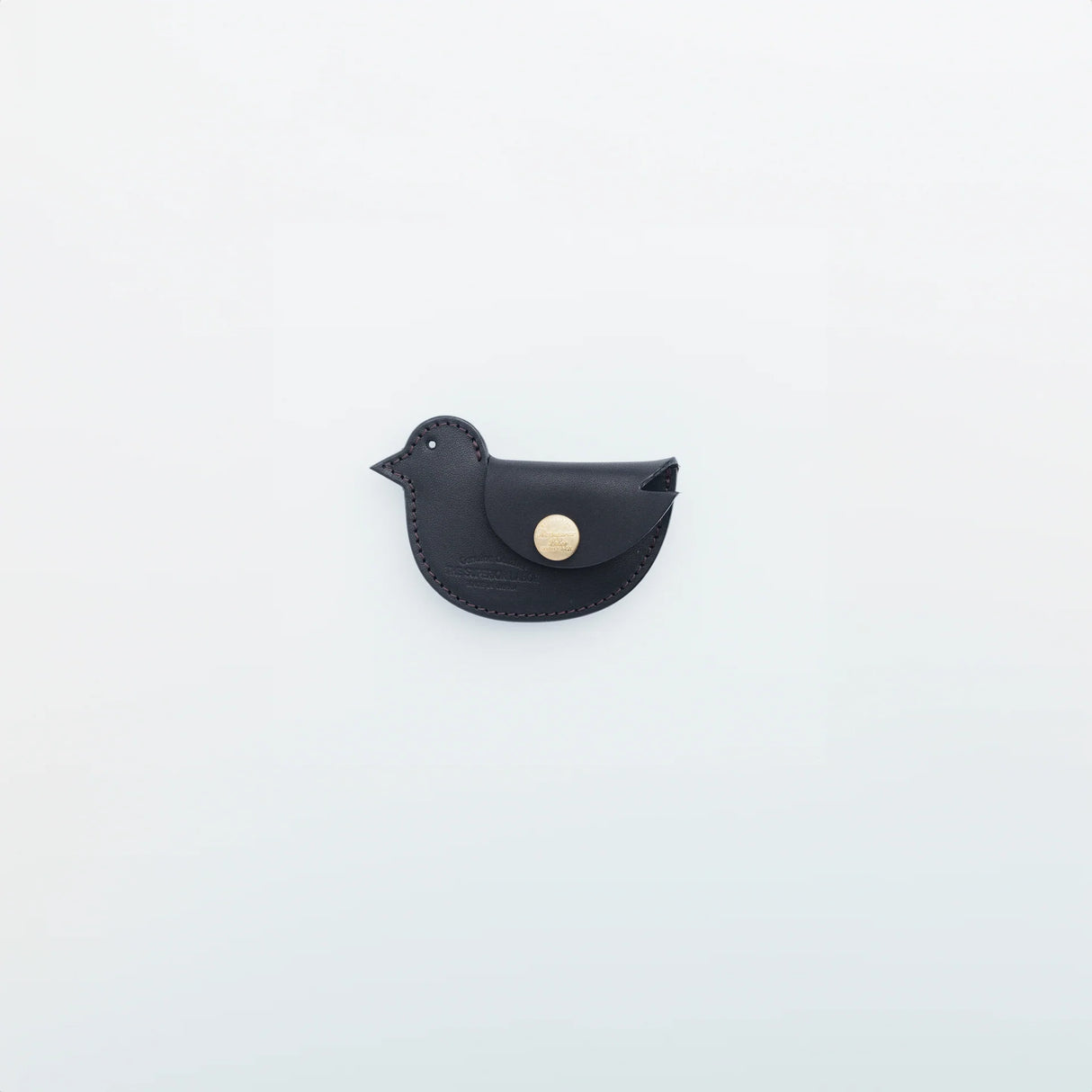 A coin purse with a bird motif.
It is small enough to carry in your pocket when you are out and about. Compact and sturdy, it can be used for many years and has a cute design that adds a nice accent to its appearance.
Size: W11×H6.5cm
Leather Products
We use natural leather. While we avoid pieces with damage that could cause tearing, natural marks, wrinkles, and other characteristics are part of the leather’s charm and may be present on the product. Even within the same type of leather, color, thickness,