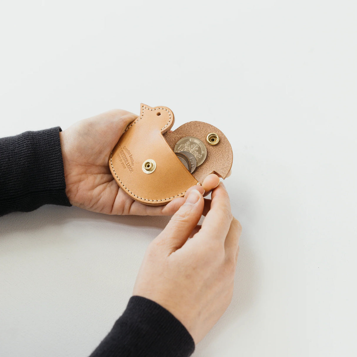 A coin purse with a bird motif.
It is small enough to carry in your pocket when you are out and about. Compact and sturdy, it can be used for many years and has a cute design that adds a nice accent to its appearance.
Size: W11×H6.5cm
Leather Products
We use natural leather. While we avoid pieces with damage that could cause tearing, natural marks, wrinkles, and other characteristics are part of the leather’s charm and may be present on the product. Even within the same type of leather, color, thickness,