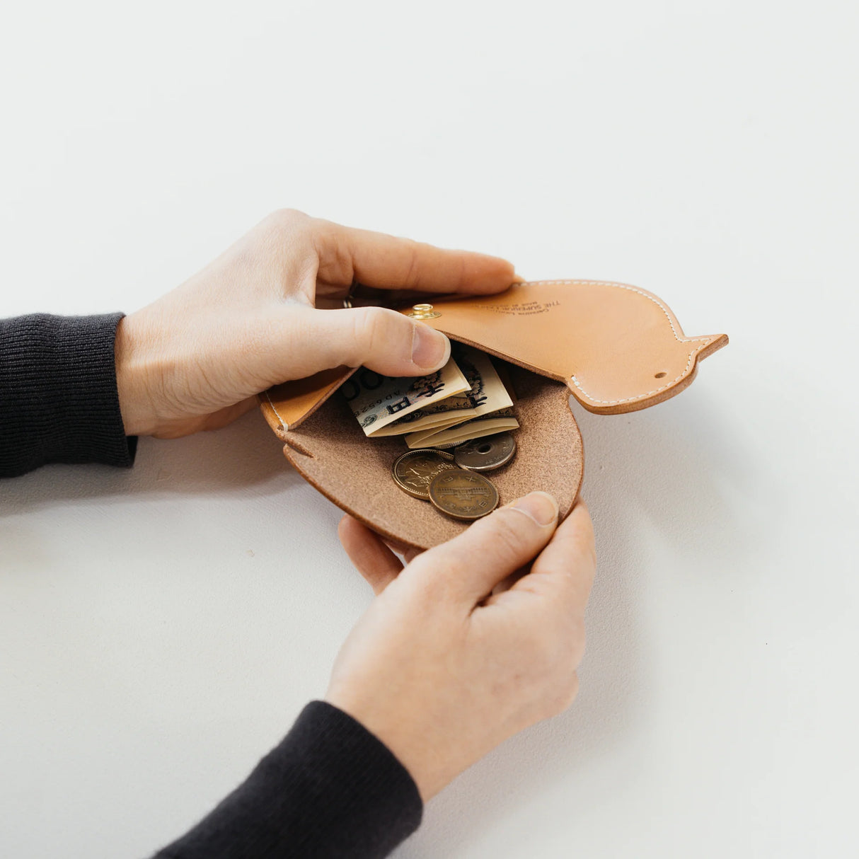 A wallet with a bird motif.
It is durable and can be used for many years, and the design is cute and makes a nice accent.
Size: W17×H12.5cm
Leather Products
We use natural leather. While we avoid pieces with damage that could cause tearing, natural marks, wrinkles, and other characteristics are part of the leather’s charm and may be present on the product. Even within the same type of leather, color, thickness, and texture may vary.
Please be careful to avoid stains or color transfer from water exposure.