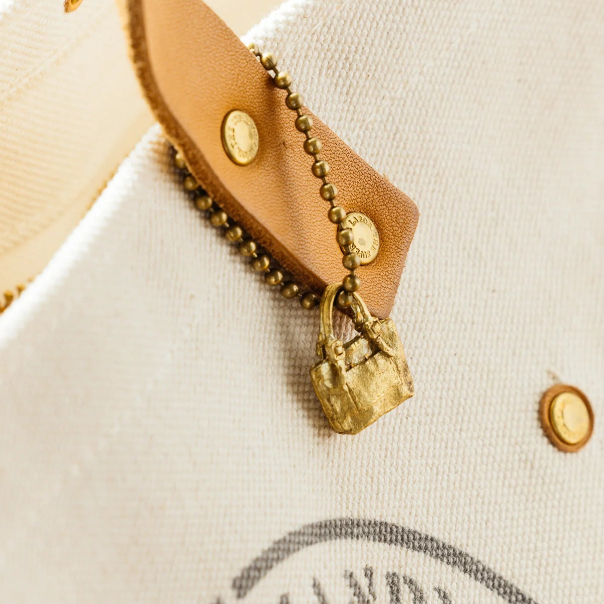 Brass charm in the shape of an engineer tote bag.
Equipped with a sleek ball chain, it attaches effortlessly to your bags, pouches, or key rings. Despite its petite size, it brings the distinct, rich texture and unmistakable presence that only genuine brass can provide.
As you use it, the brass will develop a natural patina over time—enjoy the changing character that comes with age.
Color: The color you see on your screen may differ from the actual product.
Brass Products
Due to the nature of brass, so