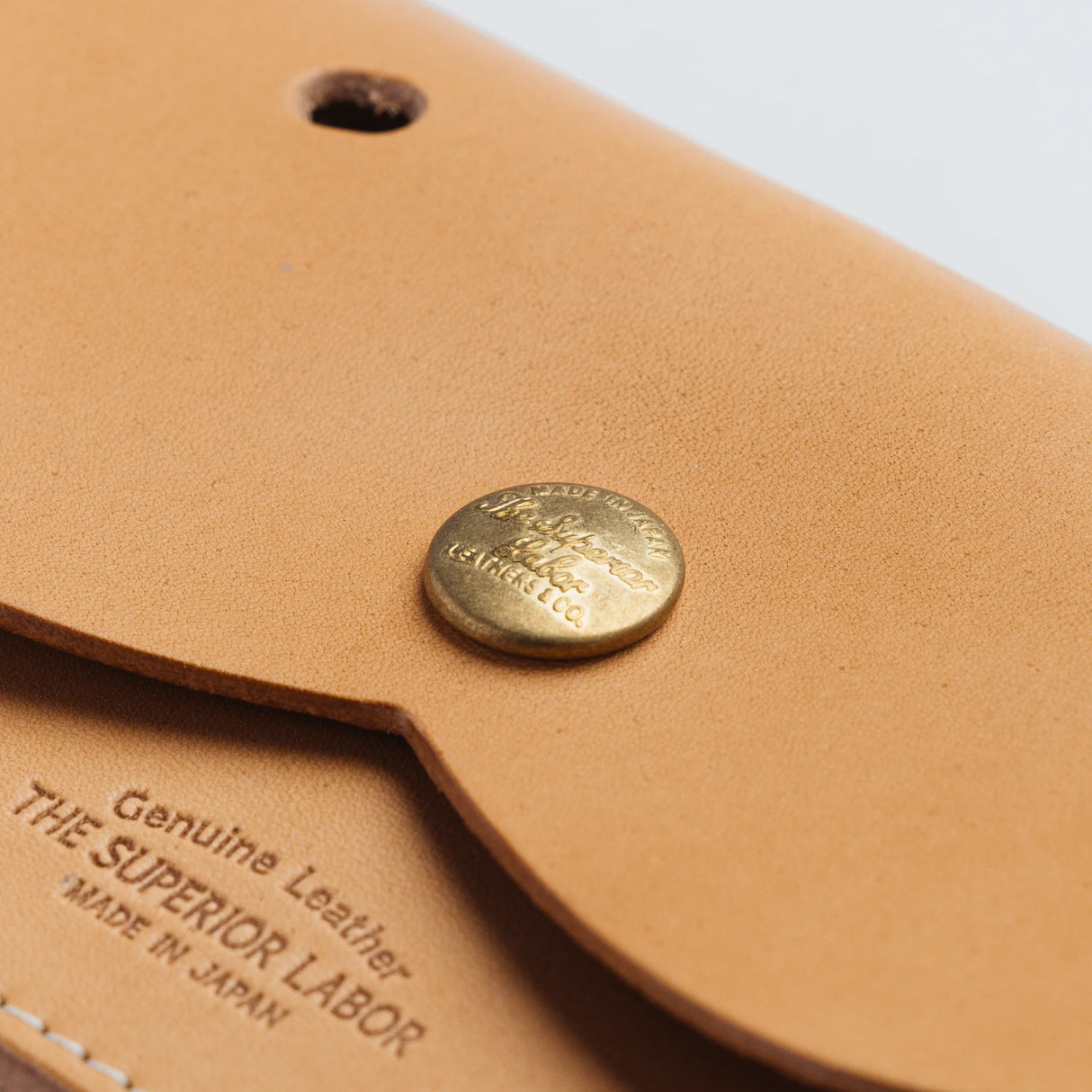 A wallet with a dog motif.
It is durable and can be used for many years, and the design is cute and makes a nice accent.