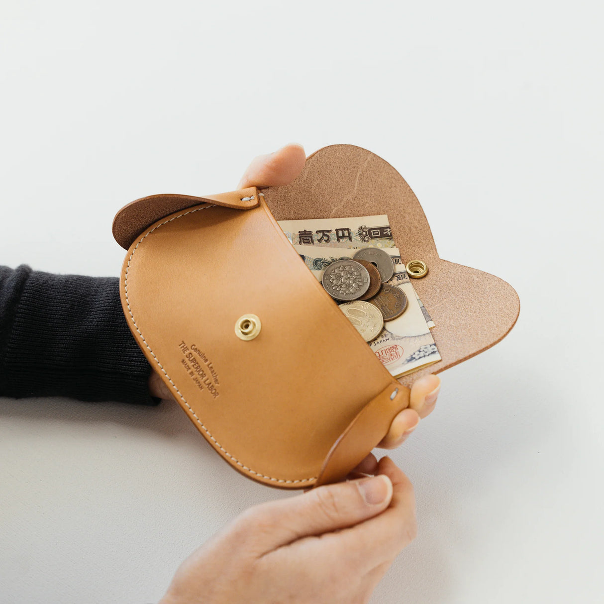A wallet with a dog motif.
It is durable and can be used for many years, and the design is cute and makes a nice accent.
