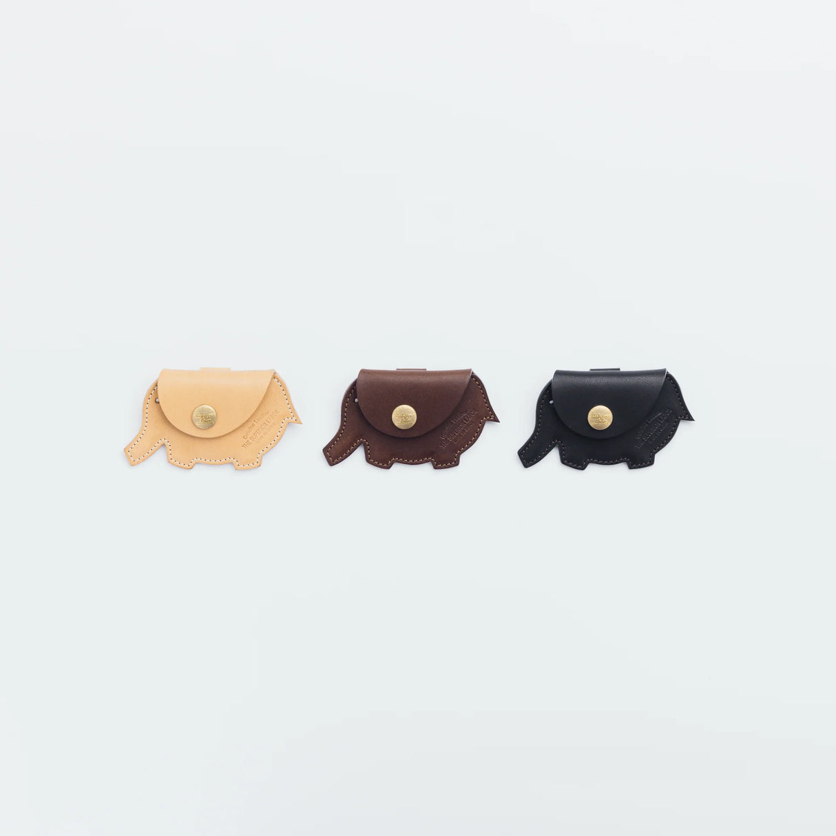 A coin purse with a elephant motif.
It is small enough to carry in your pocket when you are out and about. Compact and sturdy, it can be used for many years, and the design is cute and makes a nice accent.