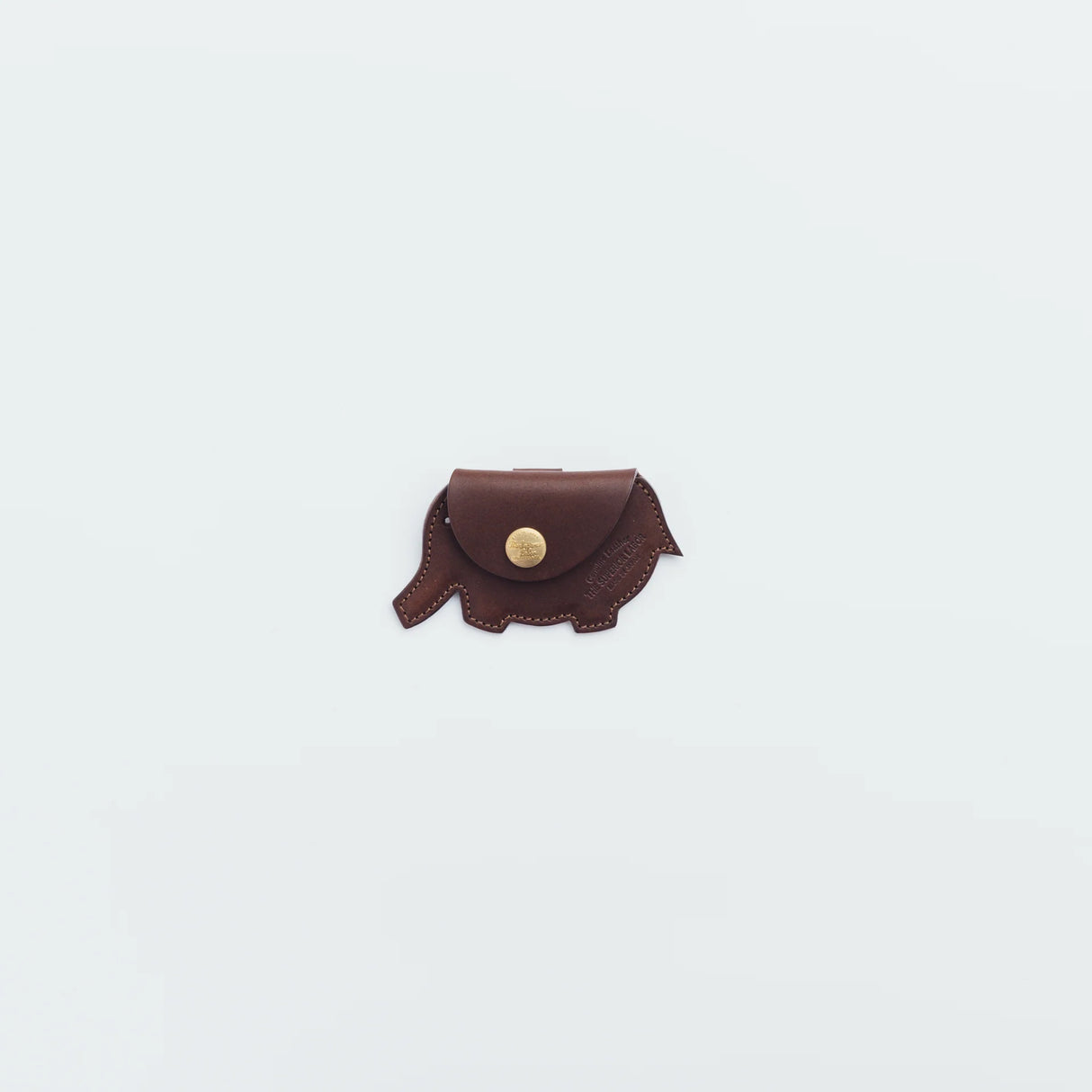 A coin purse with a elephant motif.
It is small enough to carry in your pocket when you are out and about. Compact and sturdy, it can be used for many years, and the design is cute and makes a nice accent.