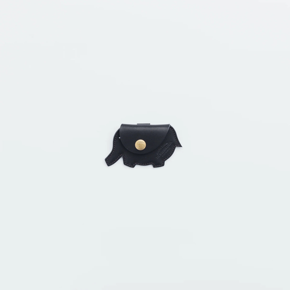 A coin purse with a elephant motif.
It is small enough to carry in your pocket when you are out and about. Compact and sturdy, it can be used for many years, and the design is cute and makes a nice accent.