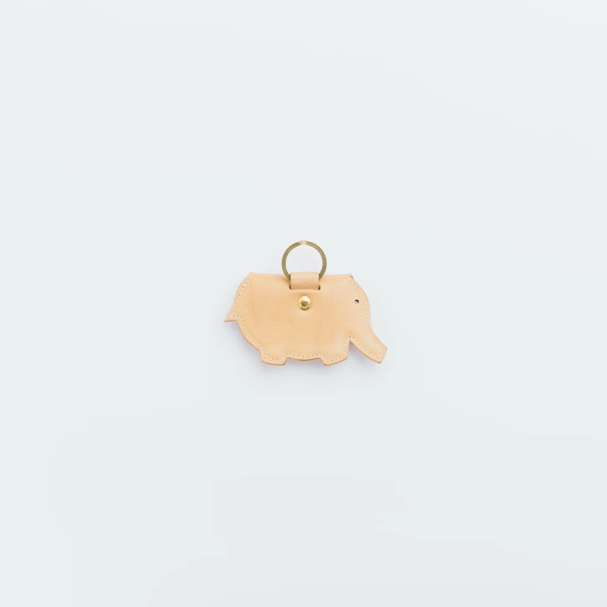 A coin purse with a elephant motif.
It is small enough to carry in your pocket when you are out and about. Compact and sturdy, it can be used for many years, and the design is cute and makes a nice accent.