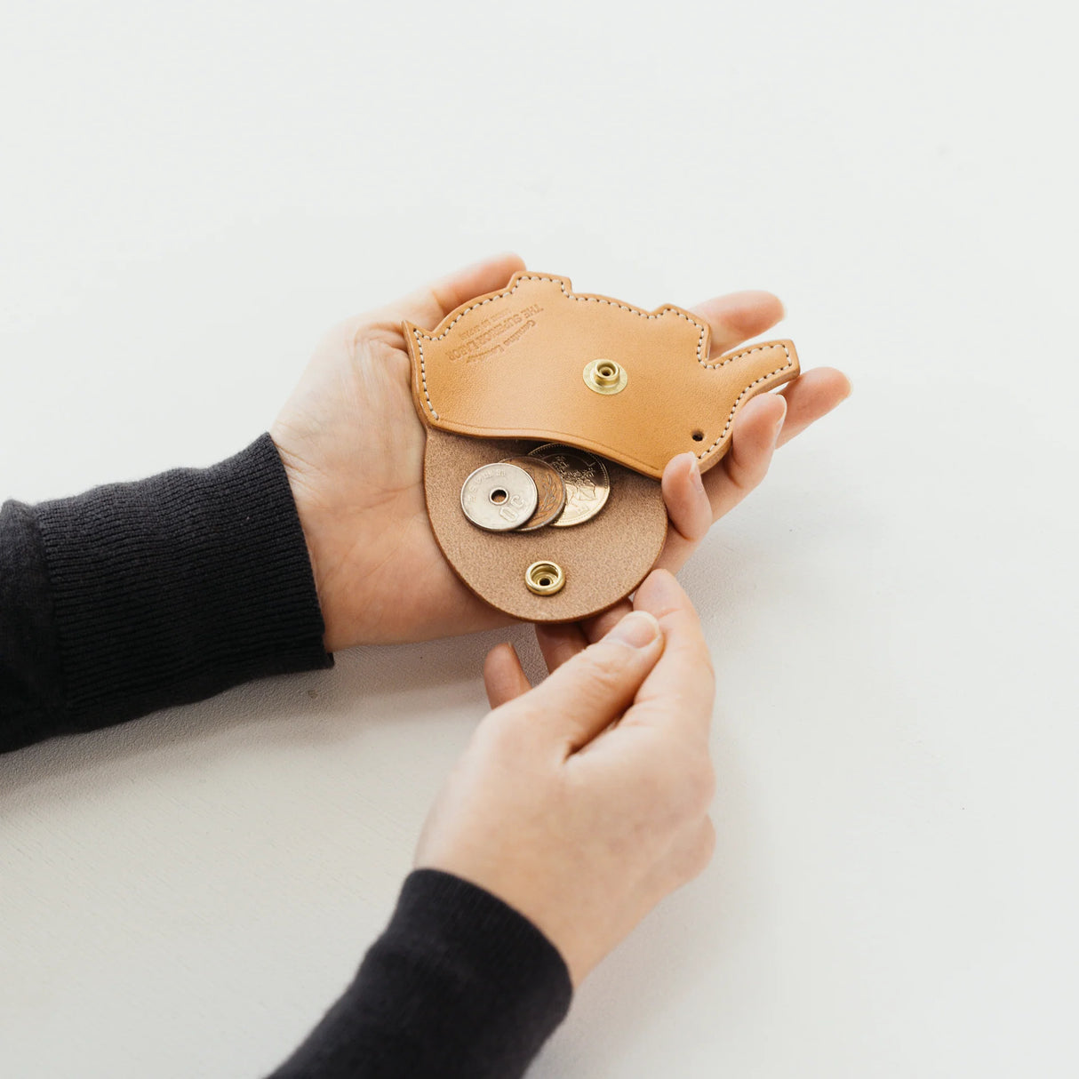 A coin purse with a elephant motif.
It is small enough to carry in your pocket when you are out and about. Compact and sturdy, it can be used for many years, and the design is cute and makes a nice accent.