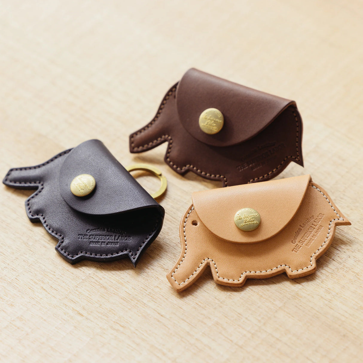 The SUPERIOR LABOR Elephant Coin Case
A coin purse with a elephant motif.
It is small enough to carry in your pocket when you are out and about. Compact and sturdy, it can be used for many years, and the design is cute and makes a nice accent.
Size: W11×H6.5cm