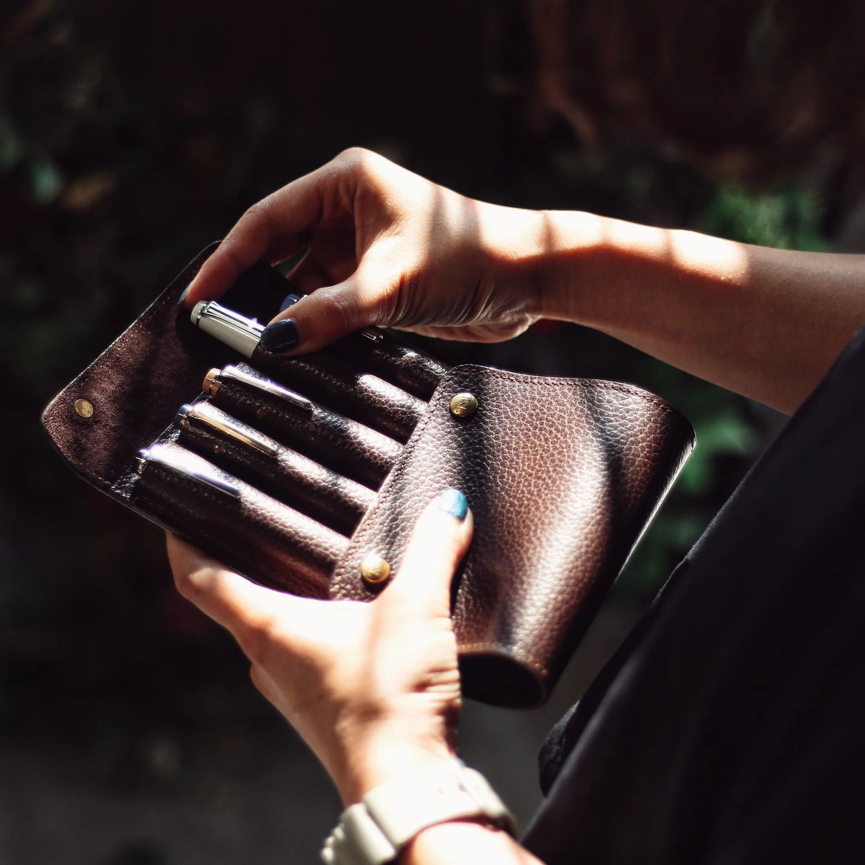 This case for fountain pens can hold five pens individually.
Lined with pig suede for a luxurious look and feel, your precious pens will be well protected and carried.
The buttons are original, made of solid brass and stamped with T.S.L.
SIZE : L13cm × H15cm
COLOR : Camel / Brown / Black
MATERIAL : Cow leather
Leather Products:
The leather used in this product is natural leather.
We do not use scratches that lead to tears or rips, but we use scratches and wrinkles that are originally