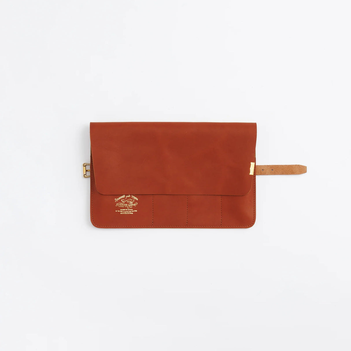 The SUPERIOR LABOR Glove Leather - Roll Pen Case
The discontinued pen roll has returned with a refined new design. A brass tag accents its raw-cut edge, while the logo inside is finished with elegant gold foil. The result is a fresh look that feels both light and sophisticated.
Pockets in varying sizes hold pens of different types, and when you’re done, simply roll it up and take it with you.
A pen case that combines the joy of displaying your favorite pens with the practicality of ca