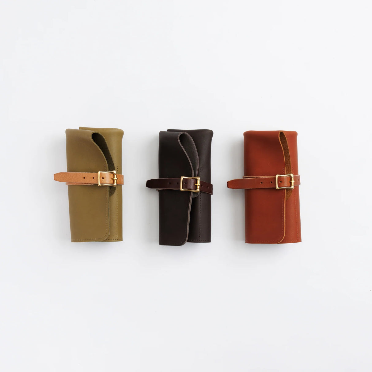 The SUPERIOR LABOR Glove Leather - Roll Pen Case
The discontinued pen roll has returned with a refined new design. A brass tag accents its raw-cut edge, while the logo inside is finished with elegant gold foil. The result is a fresh look that feels both light and sophisticated.
Pockets in varying sizes hold pens of different types, and when you’re done, simply roll it up and take it with you.
A pen case that combines the joy of displaying your favorite pens with the practicality of ca