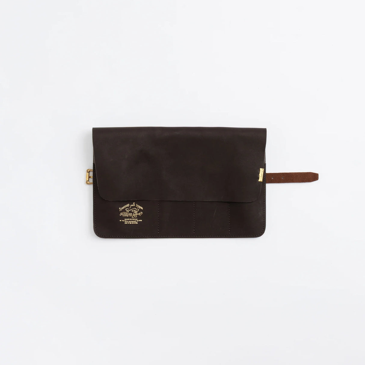 The SUPERIOR LABOR Glove Leather - Roll Pen Case
The discontinued pen roll has returned with a refined new design. A brass tag accents its raw-cut edge, while the logo inside is finished with elegant gold foil. The result is a fresh look that feels both light and sophisticated.
Pockets in varying sizes hold pens of different types, and when you’re done, simply roll it up and take it with you.
A pen case that combines the joy of displaying your favorite pens with the practicality of ca