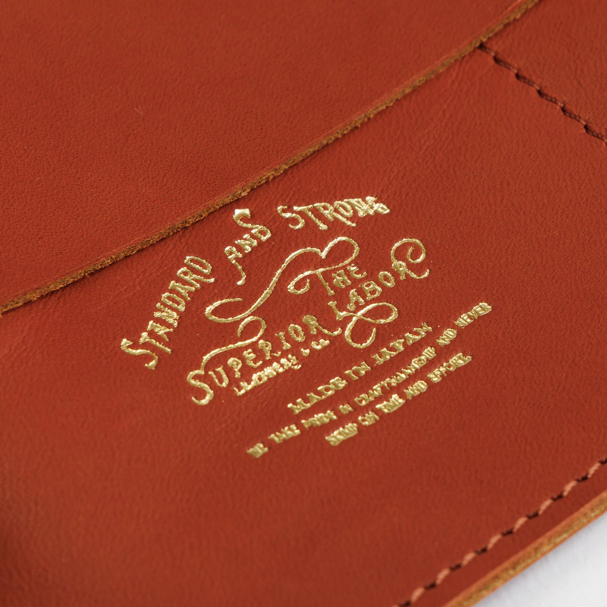 The SUPERIOR LABOR Glove Leather - Roll Pen Case
The discontinued pen roll has returned with a refined new design. A brass tag accents its raw-cut edge, while the logo inside is finished with elegant gold foil. The result is a fresh look that feels both light and sophisticated.
Pockets in varying sizes hold pens of different types, and when you’re done, simply roll it up and take it with you.
A pen case that combines the joy of displaying your favorite pens with the practicality of ca