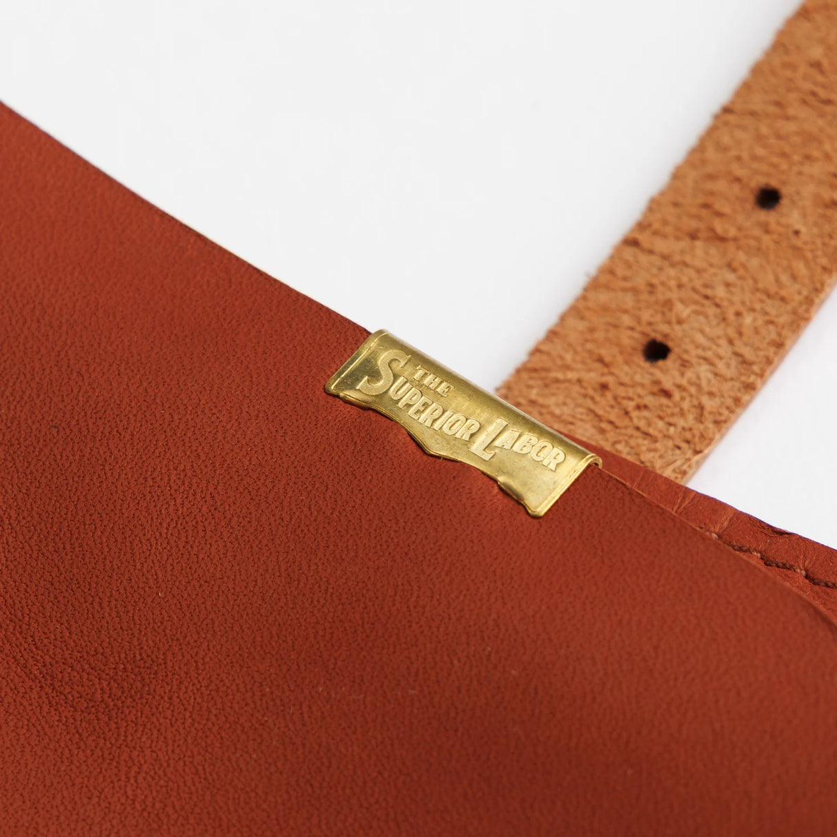 The SUPERIOR LABOR Glove Leather - Roll Pen Case
The discontinued pen roll has returned with a refined new design. A brass tag accents its raw-cut edge, while the logo inside is finished with elegant gold foil. The result is a fresh look that feels both light and sophisticated.
Pockets in varying sizes hold pens of different types, and when you’re done, simply roll it up and take it with you.
A pen case that combines the joy of displaying your favorite pens with the practicality of ca