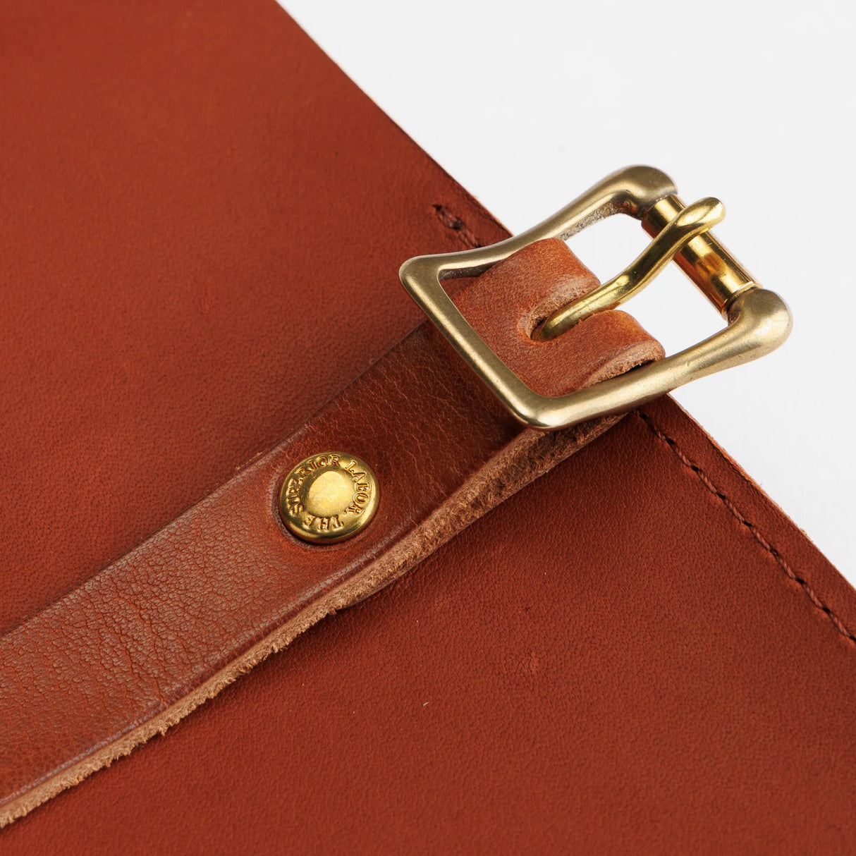 The SUPERIOR LABOR Glove Leather - Roll Pen Case
The discontinued pen roll has returned with a refined new design. A brass tag accents its raw-cut edge, while the logo inside is finished with elegant gold foil. The result is a fresh look that feels both light and sophisticated.
Pockets in varying sizes hold pens of different types, and when you’re done, simply roll it up and take it with you.
A pen case that combines the joy of displaying your favorite pens with the practicality of ca