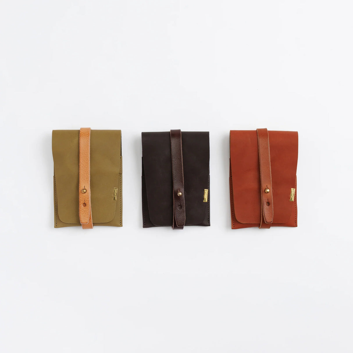The SUPERIOR LABOR Glove Leather - Tool Holder
The discontinued tool holder is back with a redesigned construction.
The raw-cut edges are accented with a brass tag, and the interior logo is finished with gold foil. The result is a refined, elegant look that still feels light and airy. It’s perfect for carrying pens and other everyday tools.
Size: W10.5×H15.5×D2cm
About the Leather – Japanese Glove Leather
Made from durable and supple Japanese glove leather, known for its lightness and str