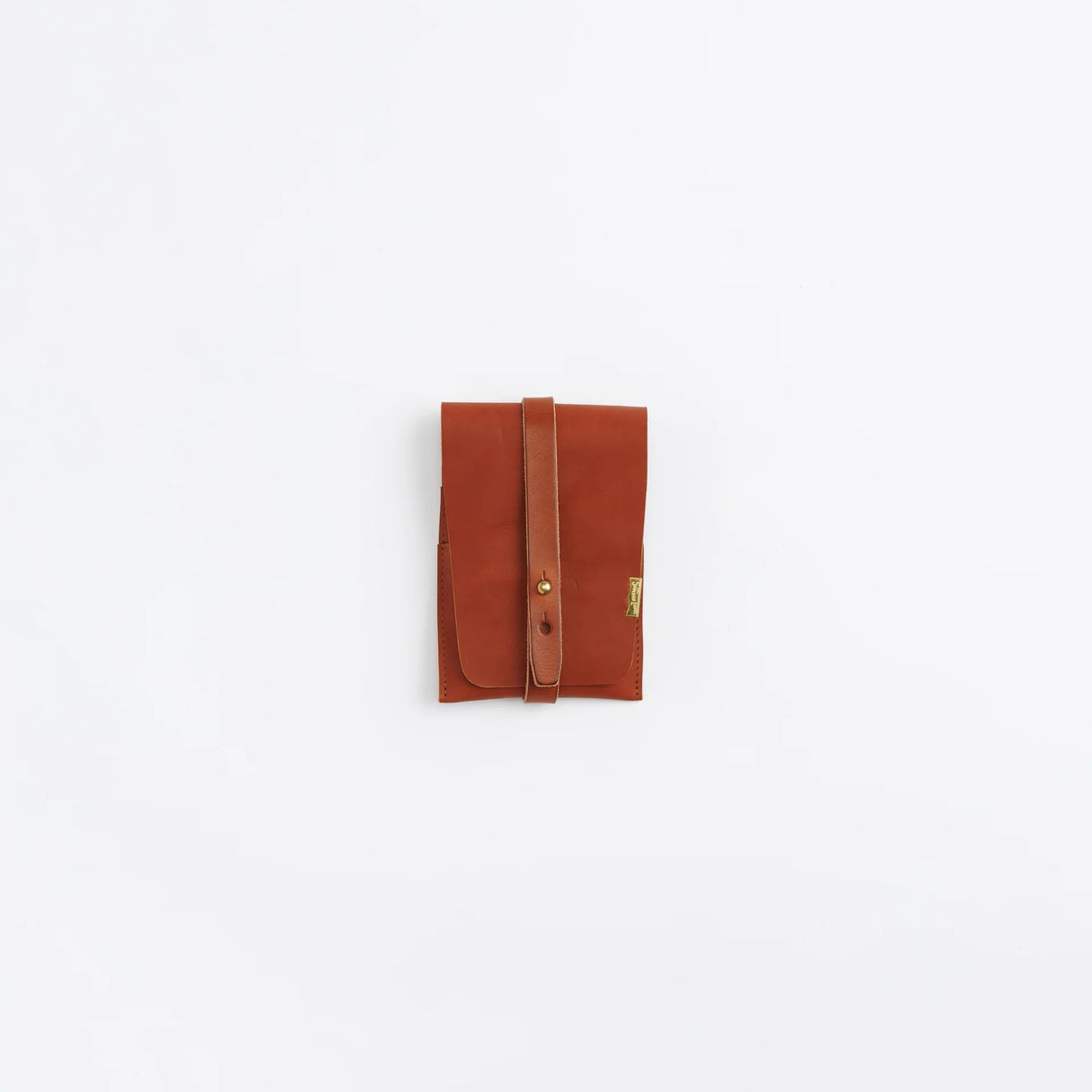 The SUPERIOR LABOR Glove Leather - Tool Holder
The discontinued tool holder is back with a redesigned construction.
The raw-cut edges are accented with a brass tag, and the interior logo is finished with gold foil. The result is a refined, elegant look that still feels light and airy. It’s perfect for carrying pens and other everyday tools.
Size: W10.5×H15.5×D2cm
About the Leather – Japanese Glove Leather
Made from durable and supple Japanese glove leather, known for its lightness and str