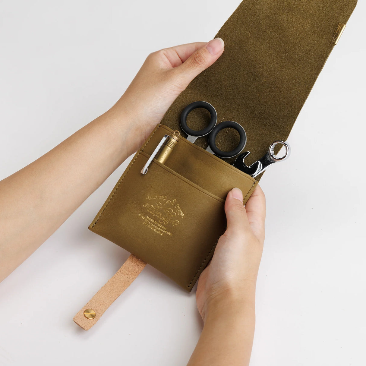 The SUPERIOR LABOR Glove Leather - Tool Holder
The discontinued tool holder is back with a redesigned construction.
The raw-cut edges are accented with a brass tag, and the interior logo is finished with gold foil. The result is a refined, elegant look that still feels light and airy. It’s perfect for carrying pens and other everyday tools.
Size: W10.5×H15.5×D2cm
About the Leather – Japanese Glove Leather
Made from durable and supple Japanese glove leather, known for its lightness and str