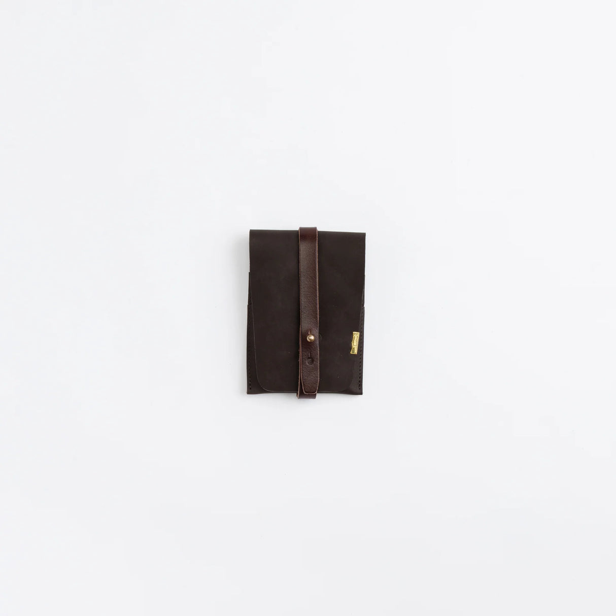 The SUPERIOR LABOR Glove Leather - Tool Holder
The discontinued tool holder is back with a redesigned construction.
The raw-cut edges are accented with a brass tag, and the interior logo is finished with gold foil. The result is a refined, elegant look that still feels light and airy. It’s perfect for carrying pens and other everyday tools.
Size: W10.5×H15.5×D2cm
About the Leather – Japanese Glove Leather
Made from durable and supple Japanese glove leather, known for its lightness and str