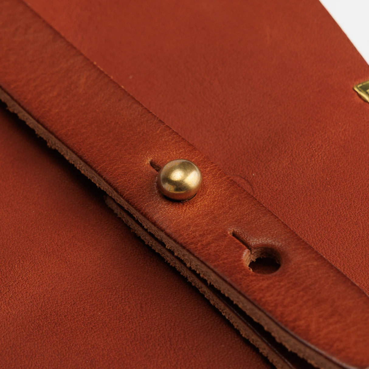 The SUPERIOR LABOR Glove Leather - Tool Holder
The discontinued tool holder is back with a redesigned construction.
The raw-cut edges are accented with a brass tag, and the interior logo is finished with gold foil. The result is a refined, elegant look that still feels light and airy. It’s perfect for carrying pens and other everyday tools.
Size: W10.5×H15.5×D2cm
About the Leather – Japanese Glove Leather
Made from durable and supple Japanese glove leather, known for its lightness and str