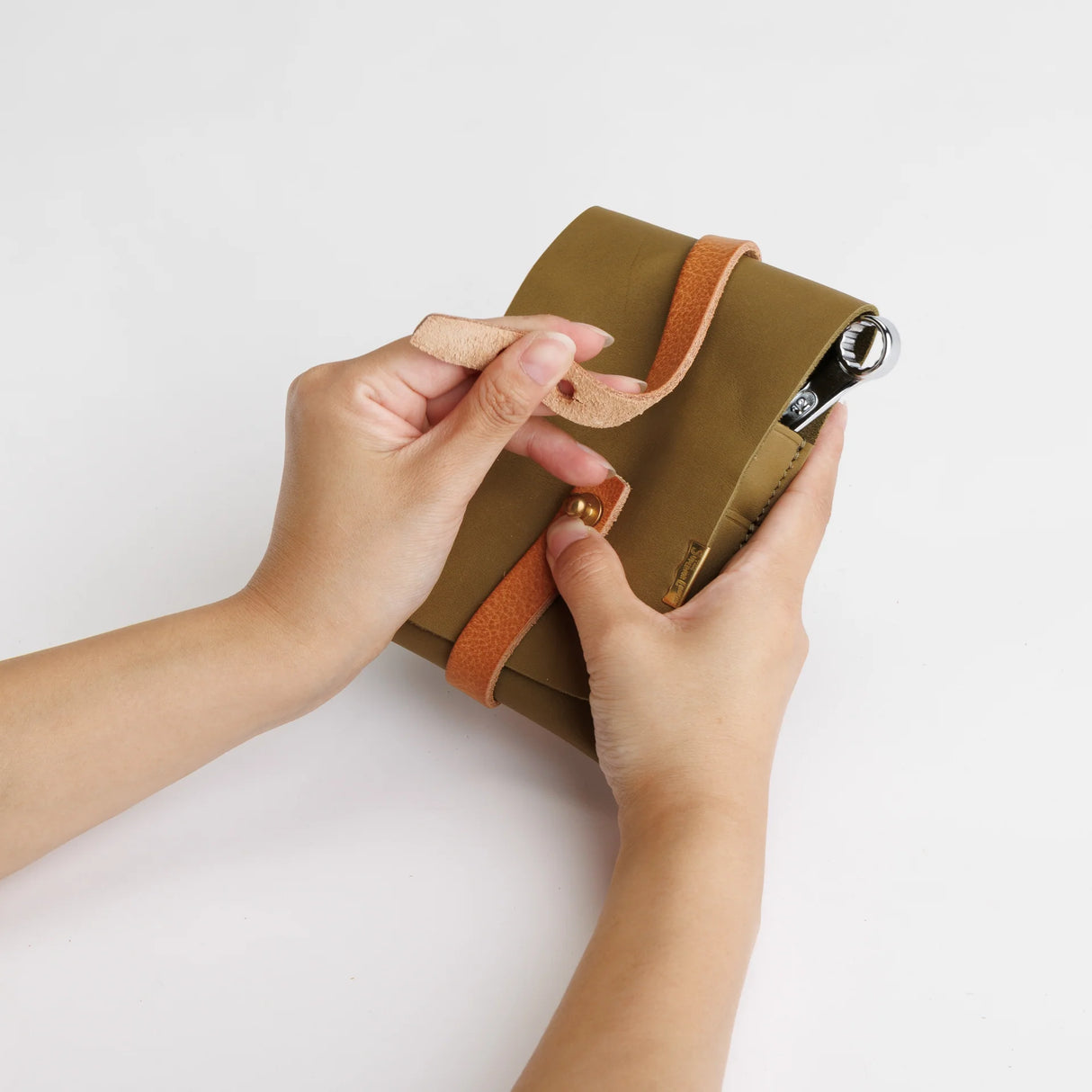 The SUPERIOR LABOR Glove Leather - Tool Holder
The discontinued tool holder is back with a redesigned construction.
The raw-cut edges are accented with a brass tag, and the interior logo is finished with gold foil. The result is a refined, elegant look that still feels light and airy. It’s perfect for carrying pens and other everyday tools.
Size: W10.5×H15.5×D2cm
About the Leather – Japanese Glove Leather
Made from durable and supple Japanese glove leather, known for its lightness and str
