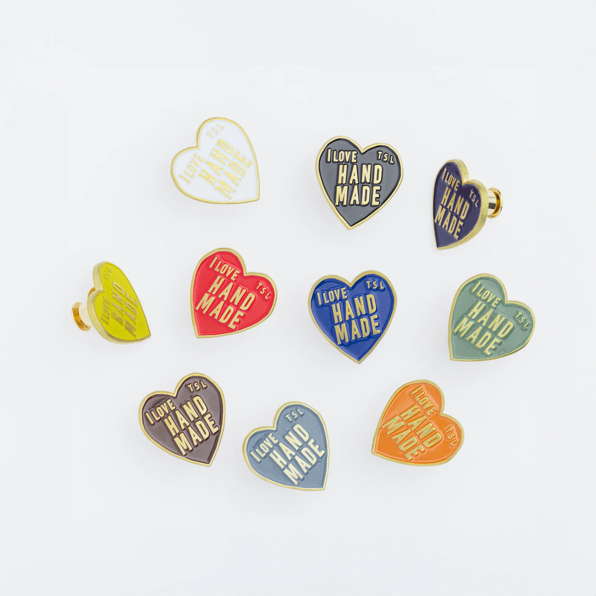 The popular "I love HANDMADE" design, well-known from our patches, is now available as a colorful pin!
It comes in 10 colors, matched to the paint colors of our engineer bags.
The metal parts are made from solid, unplated brass.
As you use it, the brass will develop a natural patina over time—enjoy the changing character that comes with age.
Color: The color you see on your screen may differ from the actual product.
Brass Products
Due to the nature of brass, some areas may appear slightly tarnished du