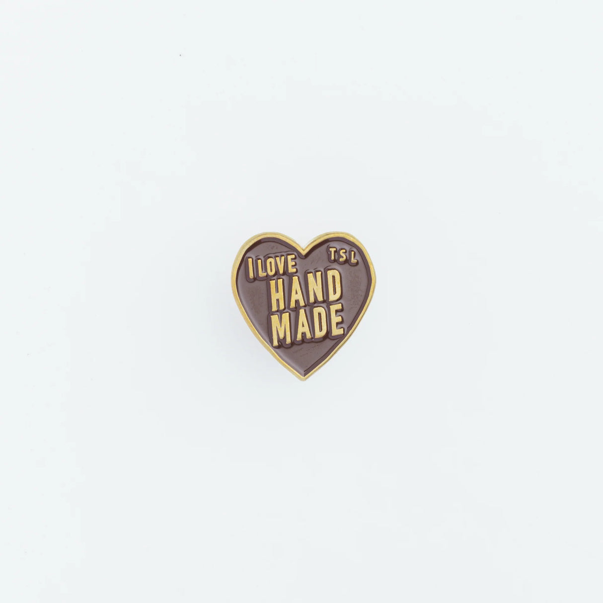 The popular "I love HANDMADE" design, well-known from our patches, is now available as a colorful pin!
It comes in 10 colors, matched to the paint colors of our engineer bags.
The metal parts are made from solid, unplated brass.
As you use it, the brass will develop a natural patina over time—enjoy the changing character that comes with age.
Color: The color you see on your screen may differ from the actual product.
Brass Products
Due to the nature of brass, some areas may appear slightly tarnished du