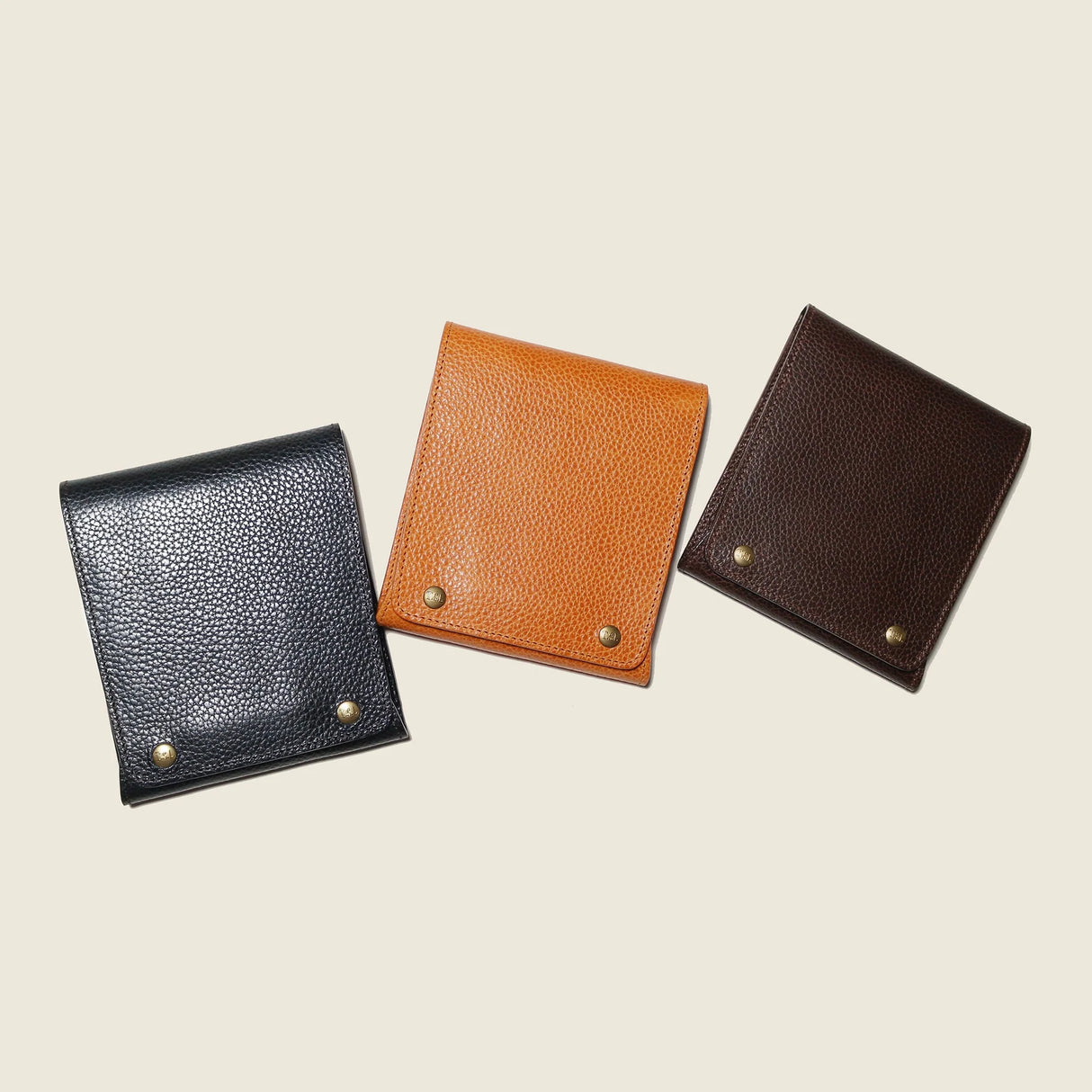 This case for fountain pens can hold five pens individually.
Lined with pig suede for a luxurious look and feel, your precious pens will be well protected and carried.
The buttons are original, made of solid brass and stamped with T.S.L.
SIZE : L13cm × H15cm
COLOR : Camel / Brown / Black
MATERIAL : Cow leather
Leather Products:
The leather used in this product is natural leather.
We do not use scratches that lead to tears or rips, but we use scratches and wrinkles that are originally