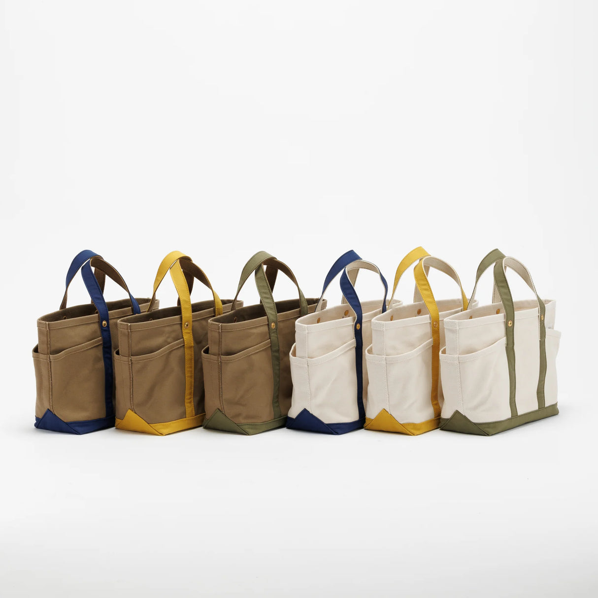 The SUPERIOR LABOR Mini Tote Bag
A simple, timeless canvas bag designed for everyday life.
Its compact size is just right for daily essentials, while the four outer pockets keep your glasses, keys, favorite pens, or notebook neatly organized.
They make it easy to stay tidy and add a touch of extra storage without changing the clean look of the bag.
Size: W37×H23.5×D12.5cm
Canvas Products
Painted areas may be affected by friction or water, which can cause color transfer. Please handle with care.