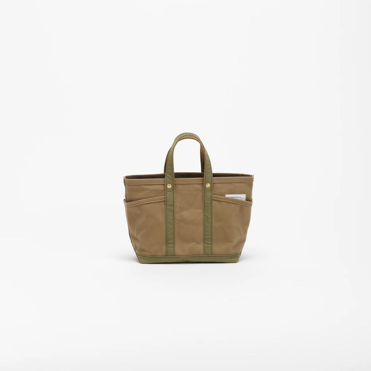 The SUPERIOR LABOR Mini Tote Bag
A simple, timeless canvas bag designed for everyday life.
Its compact size is just right for daily essentials, while the four outer pockets keep your glasses, keys, favorite pens, or notebook neatly organized.
They make it easy to stay tidy and add a touch of extra storage without changing the clean look of the bag.
Size: W37×H23.5×D12.5cm
Canvas Products
Painted areas may be affected by friction or water, which can cause color transfer. Please handle with care.