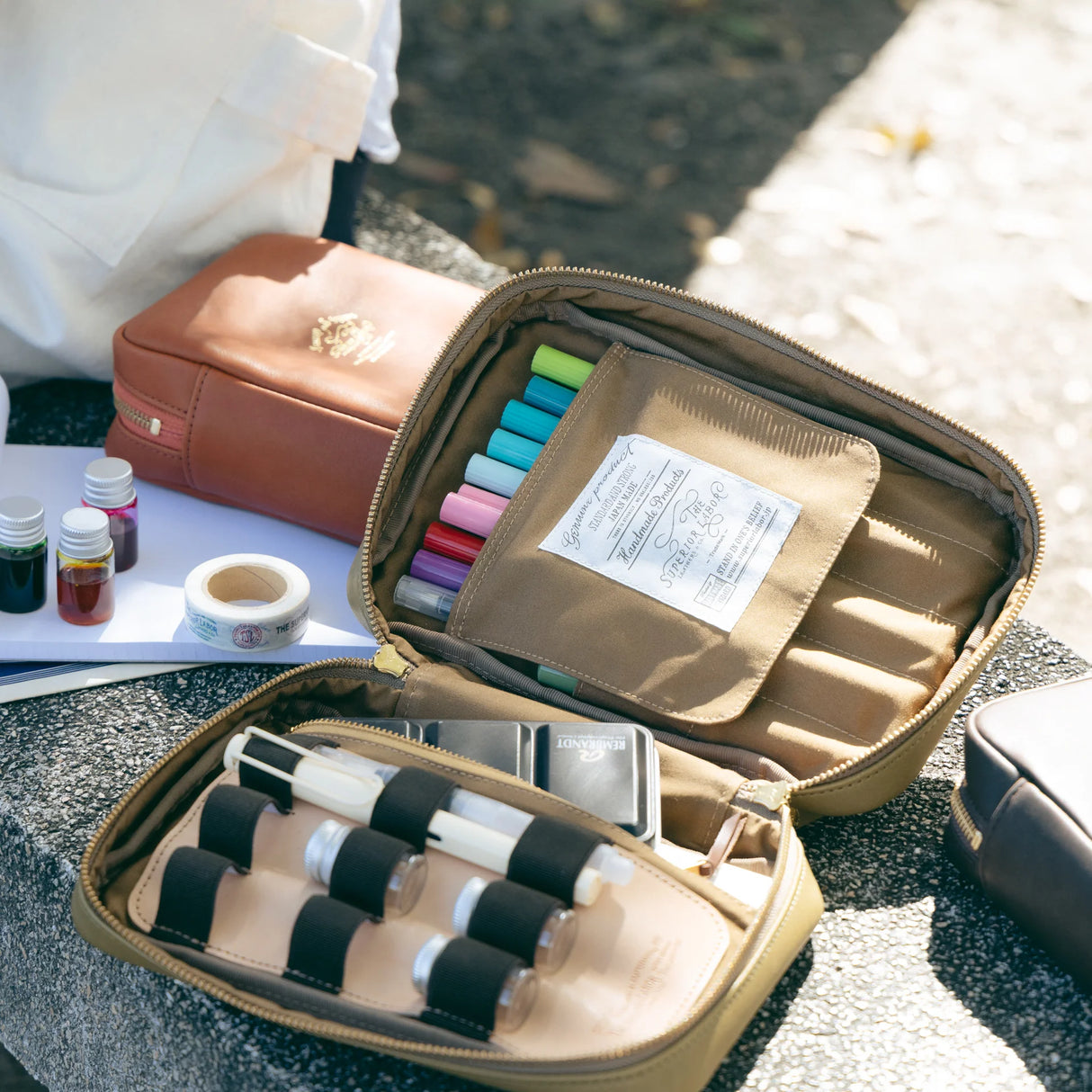 The SUPERIOR LABOR Painter's Leather Case
We created this leather case for those who love to draw —for artists who find joy in carrying their tools and capturing inspiration wherever it appears.
This case has two key features. The first is its ample storage capacity, designed to hold many long pens such as brush pens that are perfect for sketching and illustration. The second is a set of elastic bands made to fit small ink bottles, ideal for those who prefer using dip pens.(Compatible with glass