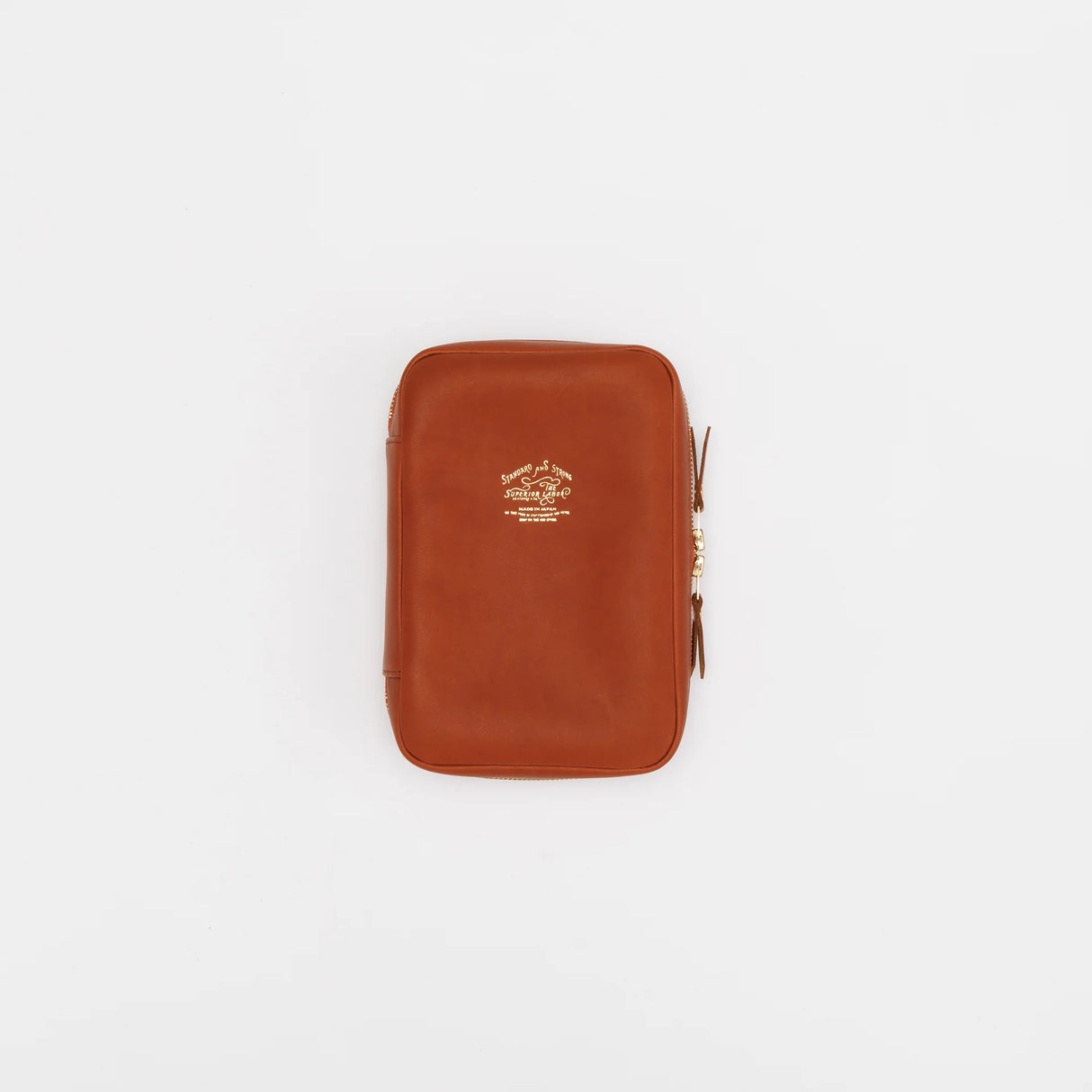 The SUPERIOR LABOR Painter's Leather Case
We created this leather case for those who love to draw —for artists who find joy in carrying their tools and capturing inspiration wherever it appears.
This case has two key features. The first is its ample storage capacity, designed to hold many long pens such as brush pens that are perfect for sketching and illustration. The second is a set of elastic bands made to fit small ink bottles, ideal for those who prefer using dip pens.(Compatible with glass