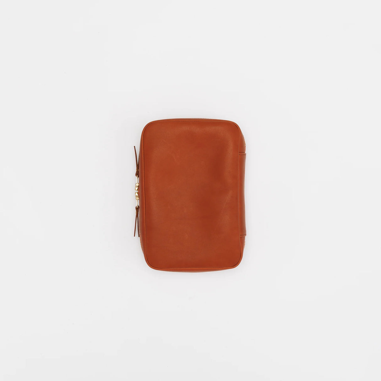 The SUPERIOR LABOR Painter's Leather Case
We created this leather case for those who love to draw —for artists who find joy in carrying their tools and capturing inspiration wherever it appears.
This case has two key features. The first is its ample storage capacity, designed to hold many long pens such as brush pens that are perfect for sketching and illustration. The second is a set of elastic bands made to fit small ink bottles, ideal for those who prefer using dip pens.(Compatible with glass