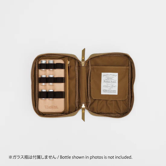 The SUPERIOR LABOR Painter's Leather Case
We created this leather case for those who love to draw —for artists who find joy in carrying their tools and capturing inspiration wherever it appears.
This case has two key features. The first is its ample storage capacity, designed to hold many long pens such as brush pens that are perfect for sketching and illustration. The second is a set of elastic bands made to fit small ink bottles, ideal for those who prefer using dip pens.(Compatible with glass