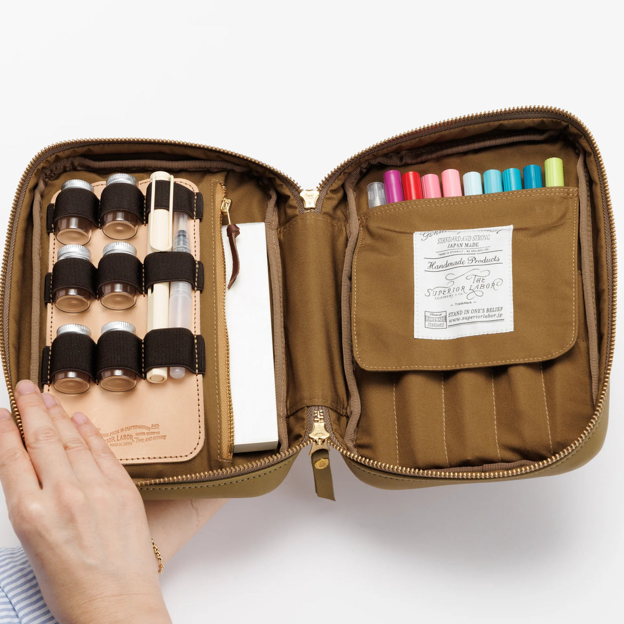 The SUPERIOR LABOR Painter's Leather Case
We created this leather case for those who love to draw —for artists who find joy in carrying their tools and capturing inspiration wherever it appears.
This case has two key features. The first is its ample storage capacity, designed to hold many long pens such as brush pens that are perfect for sketching and illustration. The second is a set of elastic bands made to fit small ink bottles, ideal for those who prefer using dip pens.(Compatible with glass
