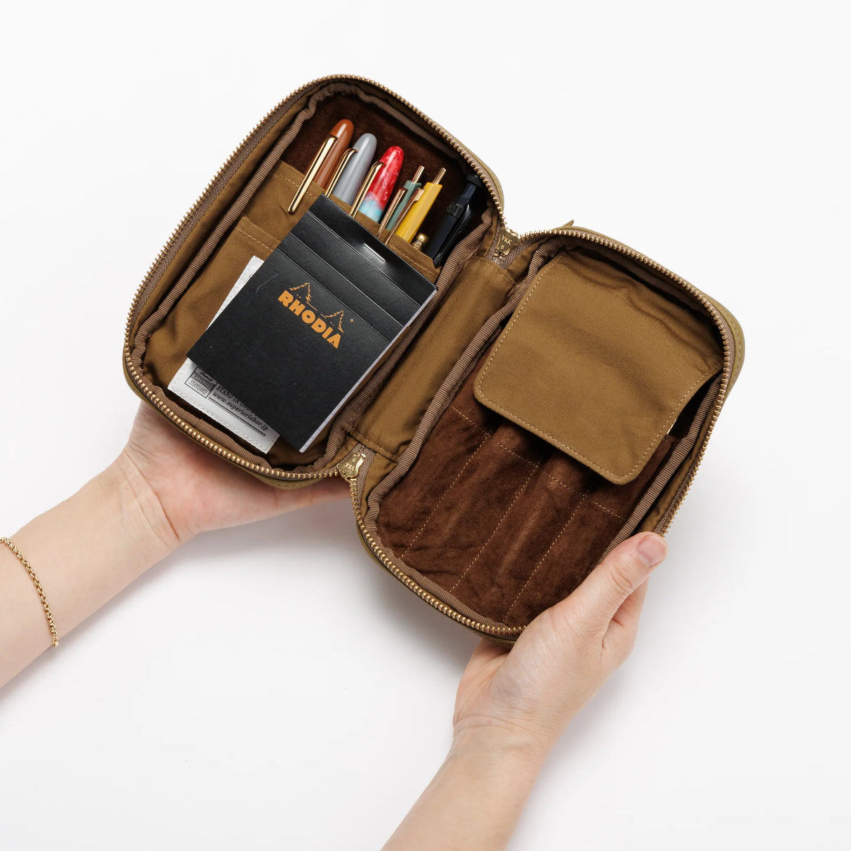 We crafted this leather case for those who love to write —for people who value the quiet moments spent with pen and paper.
Open it up, and on the right side, every surface that touches your precious pens is lined with soft suede, gently protecting them from scratches. On the left, two rows of pockets hold your memo pads, casual pens, or other writing companions, keeping everything neatly in place and ready whenever inspiration strikes.
Size: W13×H20×D4.5cm
About the Leather – Japanese Glove Leather