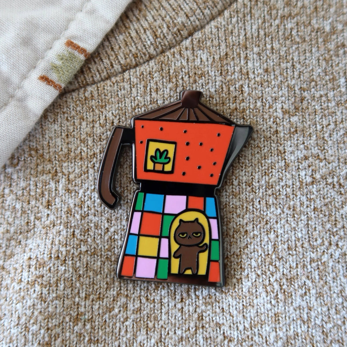 Hard enamel accessory made of metal with enamel coating and rubber clutch backing. Suitable for decoration on bags, jackets, and hats.
Approx. 1 in.