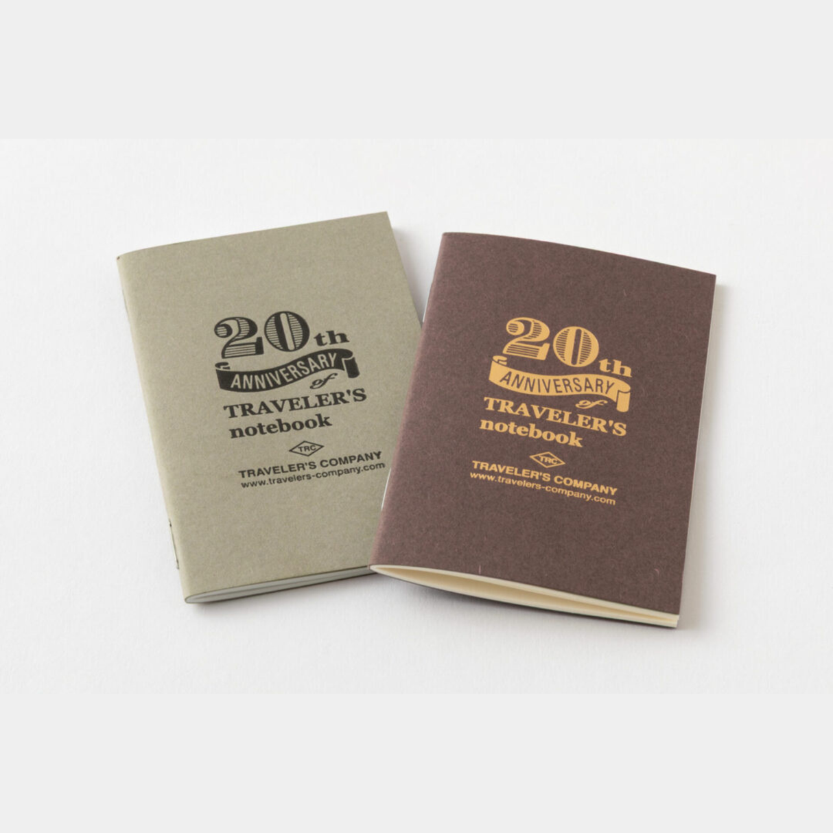 To commemorate this 20th anniversary, we’ve created a new size of TRAVELER’S notebook.
It is TRAVELER’S notebook Card Size. This TRAVELER’S notebook is always with you, even in your daily life. Whether it’s a sudden idea, information you learned or overheard, or something important you don’t want to forget— whenever and wherever you feel like writing, you can quickly grab the notebook and jot it down.
This set includes TRAVELER’S notebook Card Size, Refill Notebooks, Cotton Zipper Case, Kraft Paper Folder
