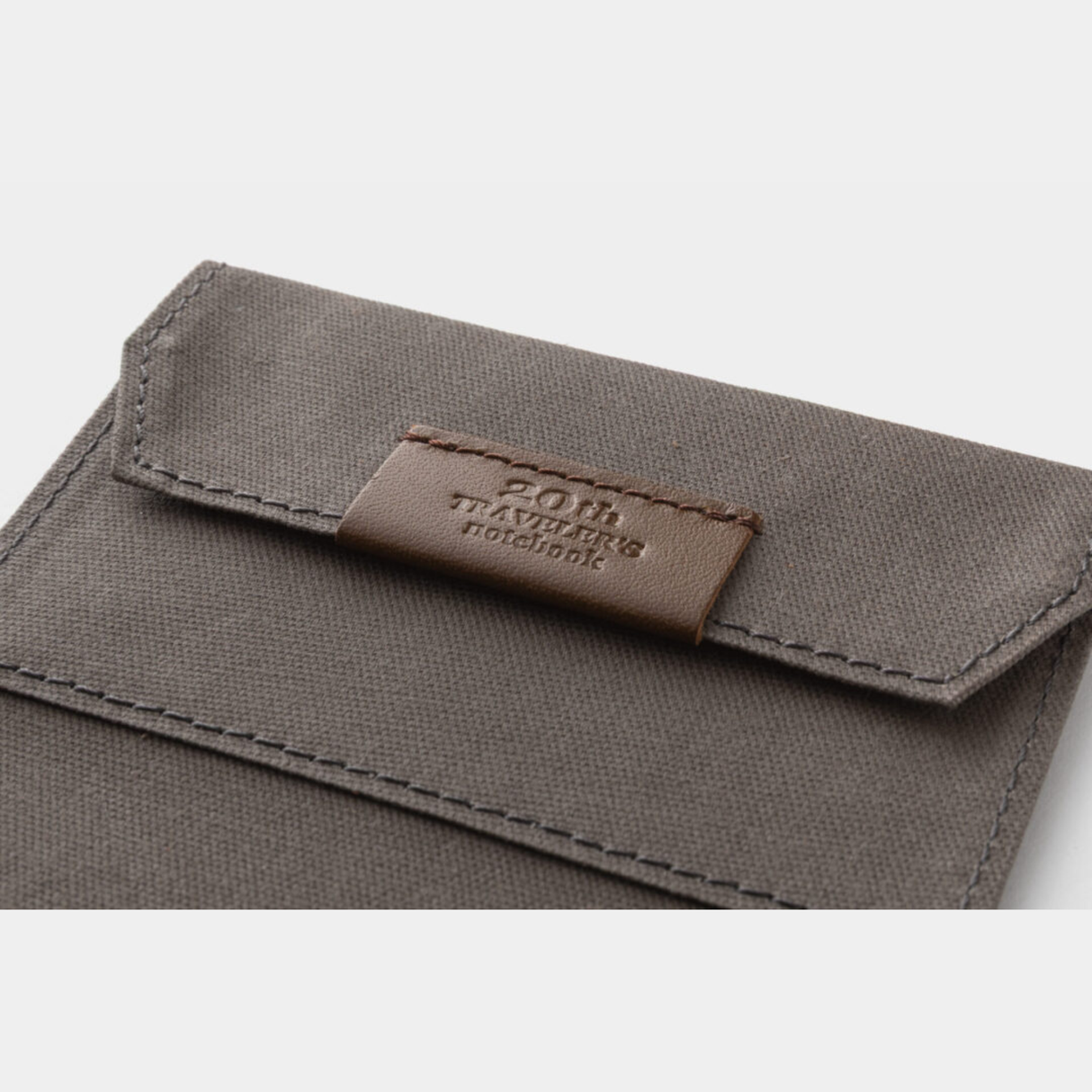 To commemorate this 20th anniversary, we’ve created a new size of TRAVELER’S notebook.
It is TRAVELER’S notebook Card Size. This TRAVELER’S notebook is always with you, even in your daily life. Whether it’s a sudden idea, information you learned or overheard, or something important you don’t want to forget— whenever and wherever you feel like writing, you can quickly grab the notebook and jot it down.