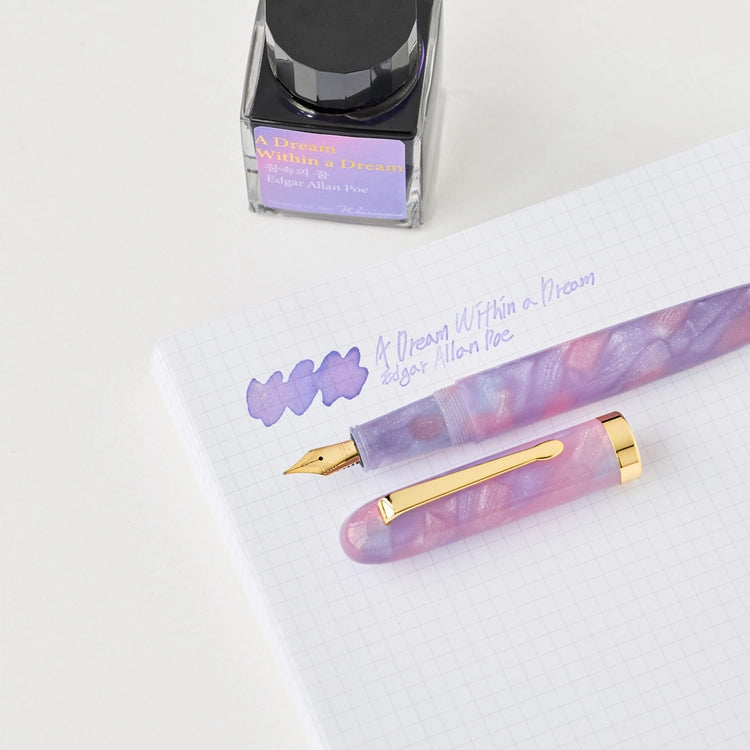 Discover the colors of literature inspired by the emotions and moments found in literary works, now in a fountain pen.
The Wearingeul Literature Fountain Pen was created to bring the colors of stories born from literature into your hands. Take your time with the Wearingeul Literature Fountain Pen and write down the words and impressions that stayed with you.
Inspired by the ethereal imagery of fleeting dreams and the transient beauty of golden sand slipping through fingers - introducing a pen
