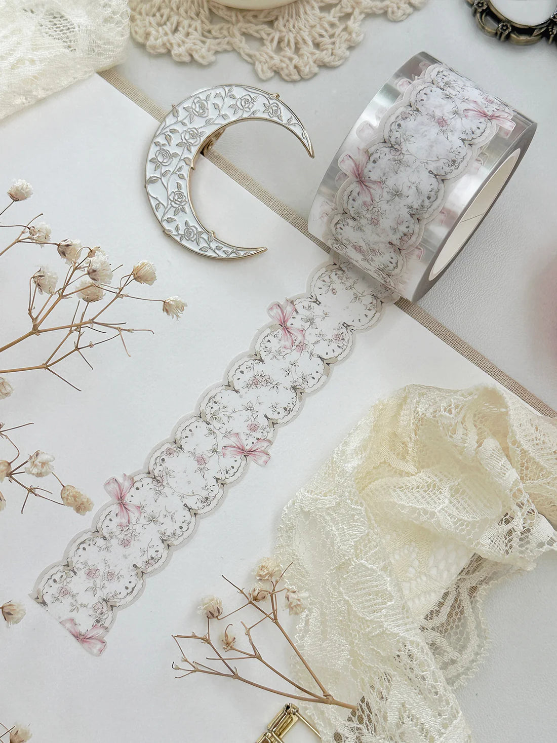 ♡ bows & lace die cut washi tape
♡ 27mm wide - die cut washi is very delicate, careful when unraveling!
♡ all washi is 10m long