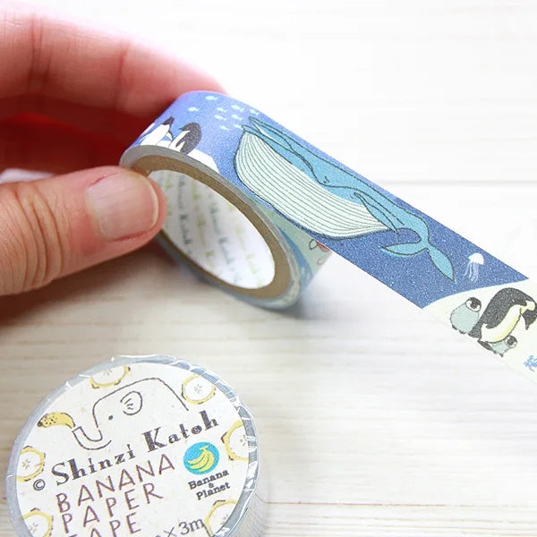 Cinta de papel con forma de plátano que representa una especie marina en peligro de extinción