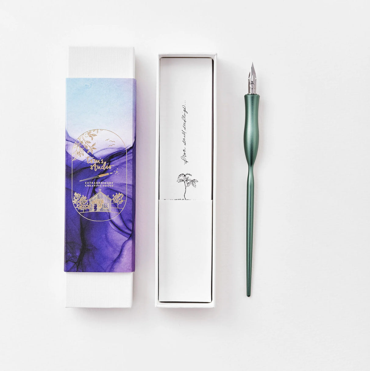 I wanted to create a calligraphy pen that would feel like a fantastic experience every time you use it. Its design has been methodically planned to be the best of both form and function. Feeling wonderful in the hand it's contoured body fits snuggly in the hand whilst giving you the perfect balance to write smoothly and precisely.
The Flourish is precision machined from a solid Aluminium bar meaning that it will last a lifetime and give you just the right amount of weight without feeling too heavy.