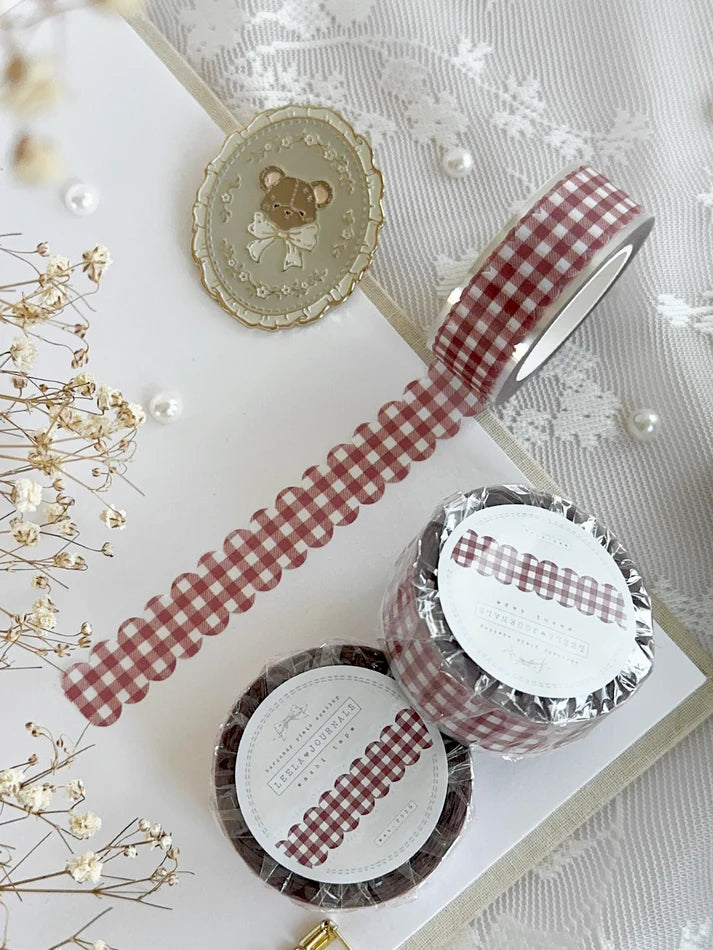 ♡ scalloped plaid die cut washi tape
♡ perfect for layering or adding a decorative touch to your journaling!
♡ 16mm wide - die cut washi is very delicate, careful when unraveling!
♡ all washi is 10m long