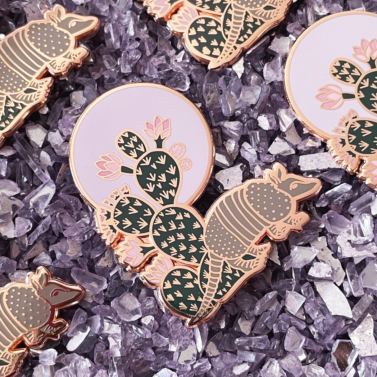 Pin de esmalte de la luna de armadillo
