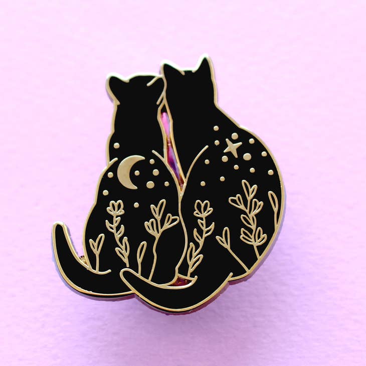 Pin de esmalte con gatos negros observando las estrellas