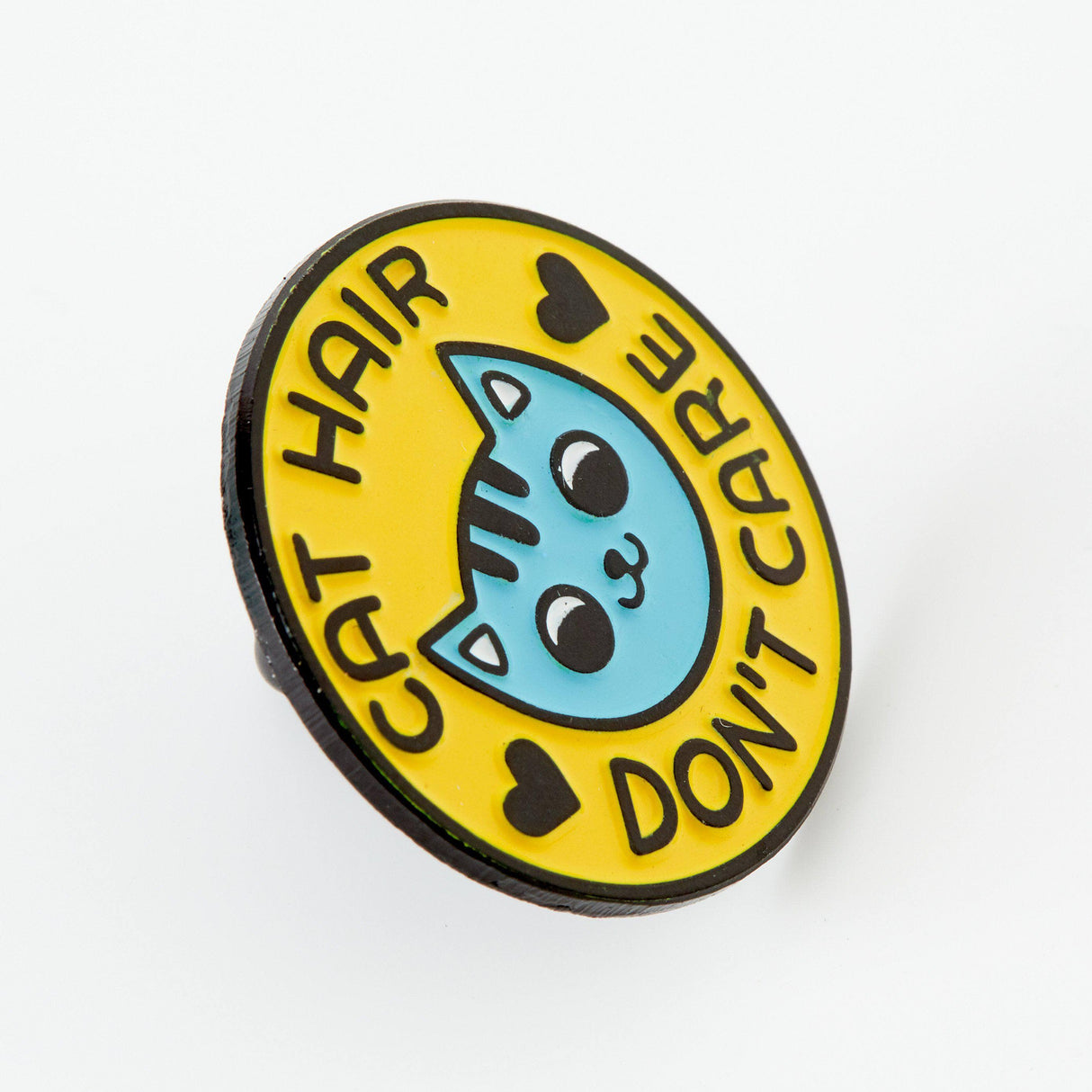 Pin de esmalte que dice "No me importa el pelo de gato"