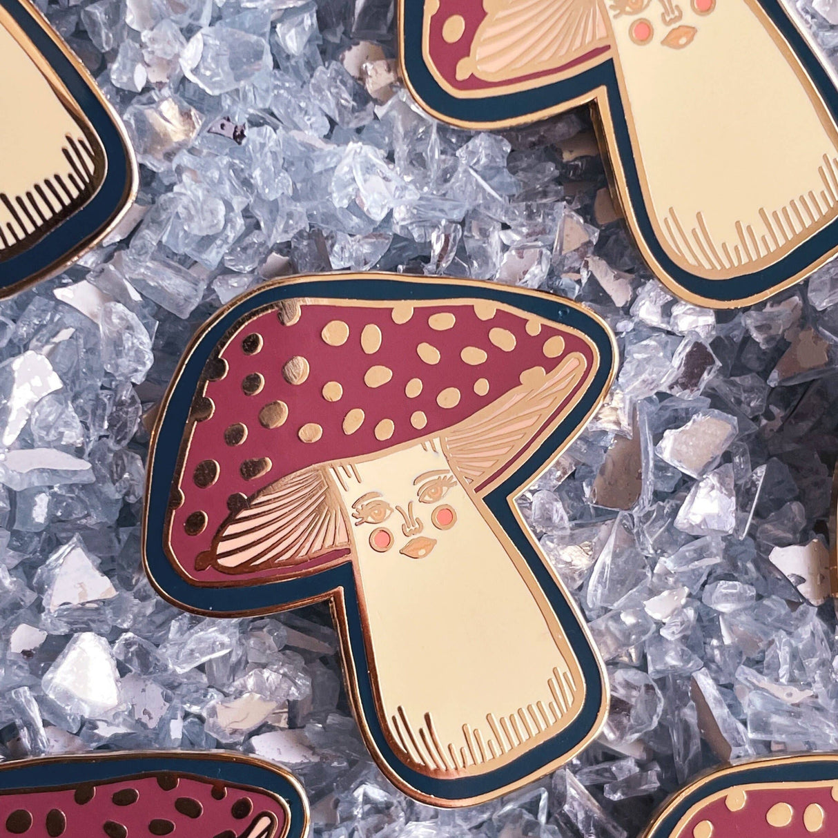 Pin de esmalte de la dama de los hongos