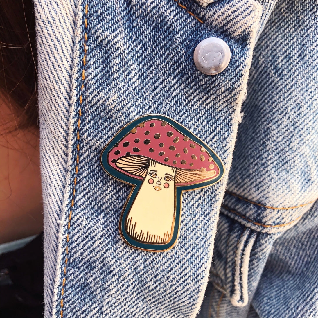 Pin de esmalte de la dama de los hongos
