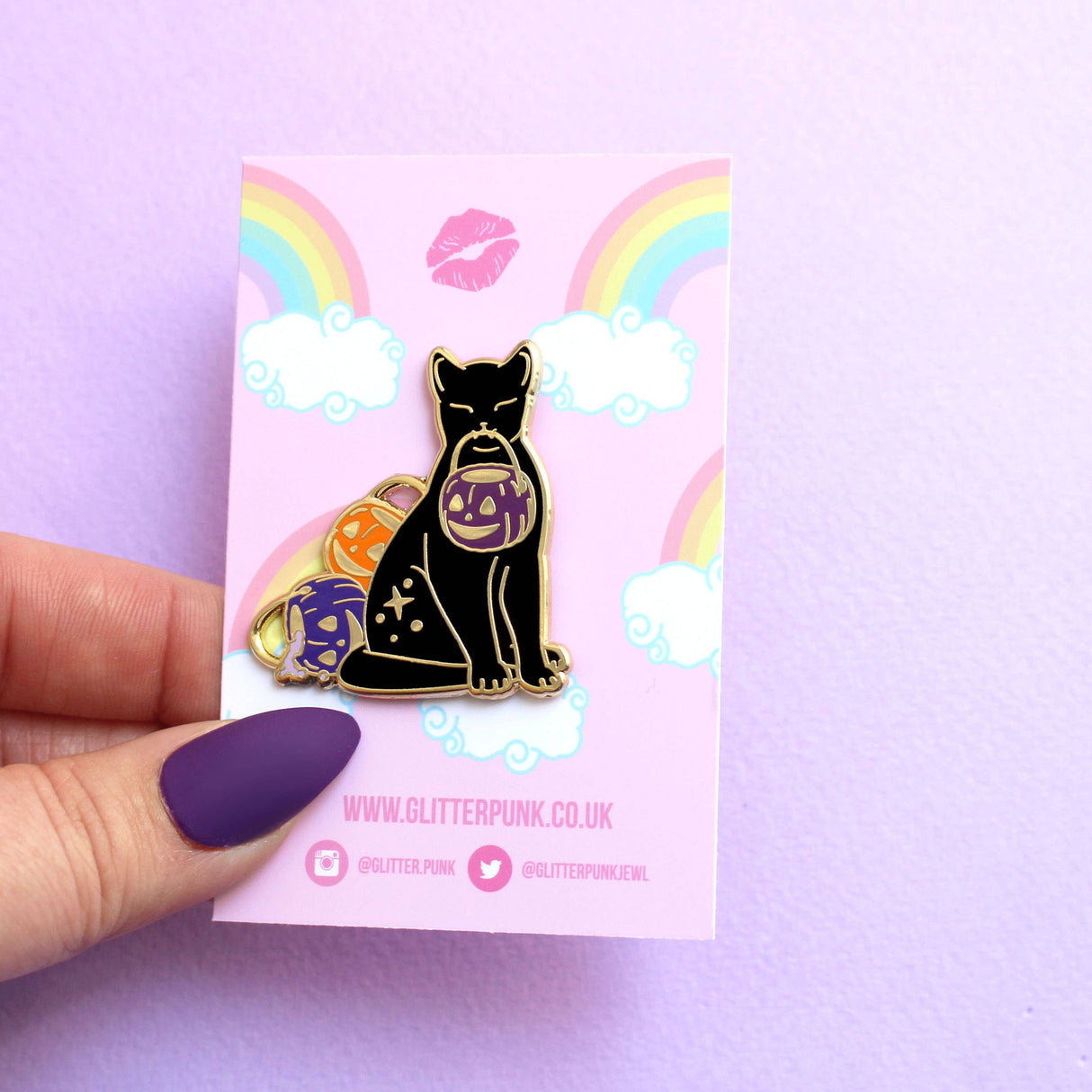 Pin de esmalte de gato con mensaje "truco o trato"